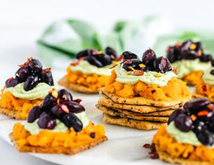 Sweet potato, black bean & avocado cracker bites made with Sprouted seed crackers Jalapeno
