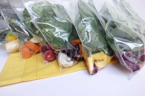 Smoothie ingredients in individial bags to make healthy recipes for smoothies